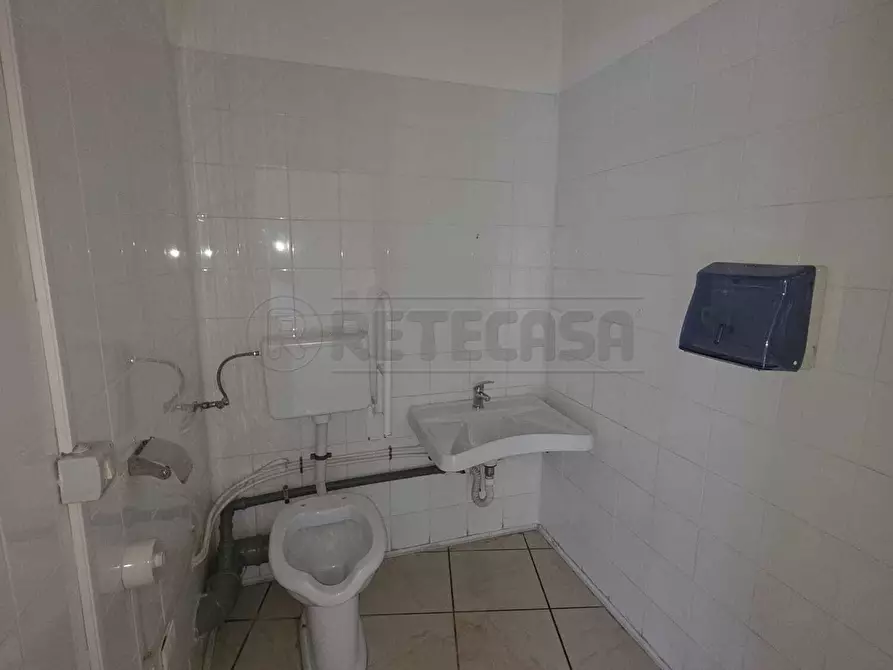 Immagine 6 di Locale commerciale in affitto  a Mercato San Severino