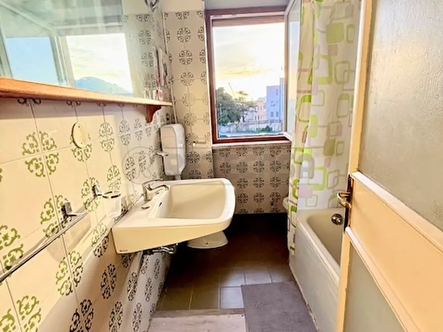 Immagine 18 di Trilocale in vendita  in Via Sandro Pertini 1 a Salerno