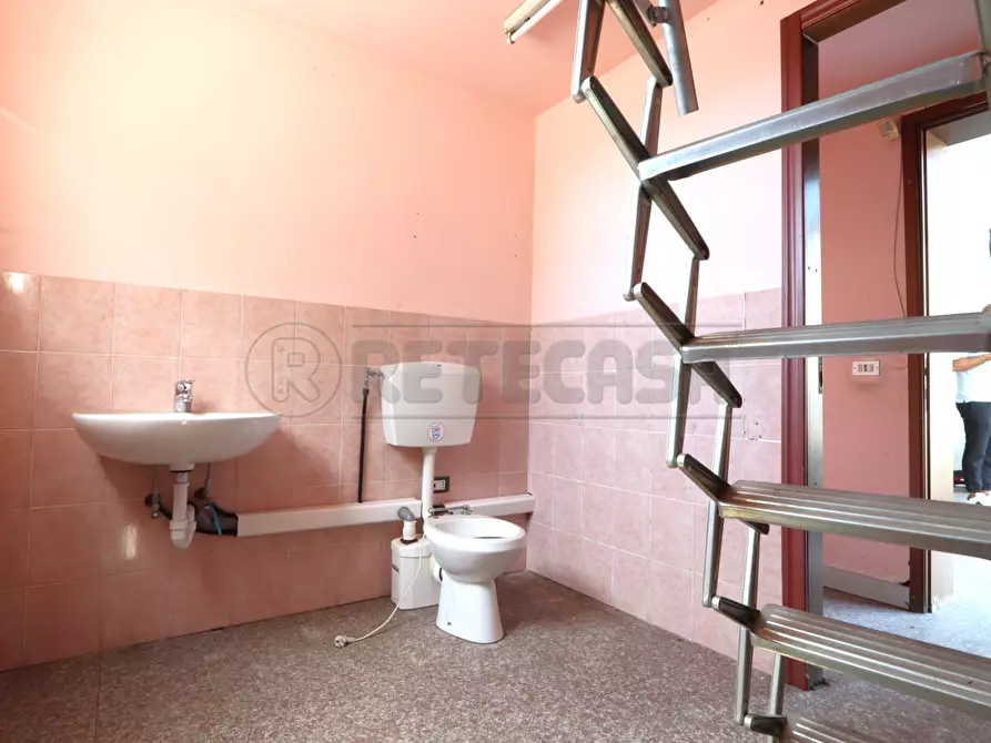 Immagine 35 di Locale commerciale in vendita  in Viale Giuseppe Verdi 32 a Vicenza