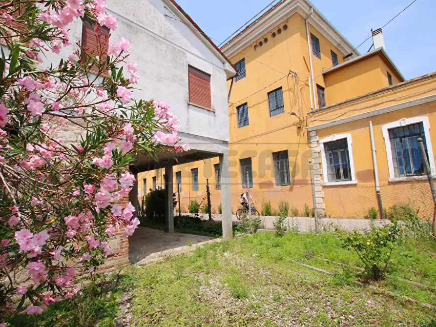 Immagine 23 di Villa in vendita  a Vicenza