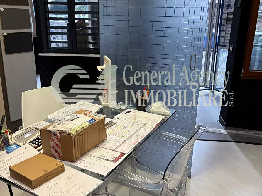 Immagine 37 di Locale commerciale in affitto  in Via Albano 62 a Roma