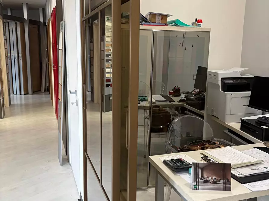 Immagine 25 di Locale commerciale in vendita  in Via Albano 62 a Roma