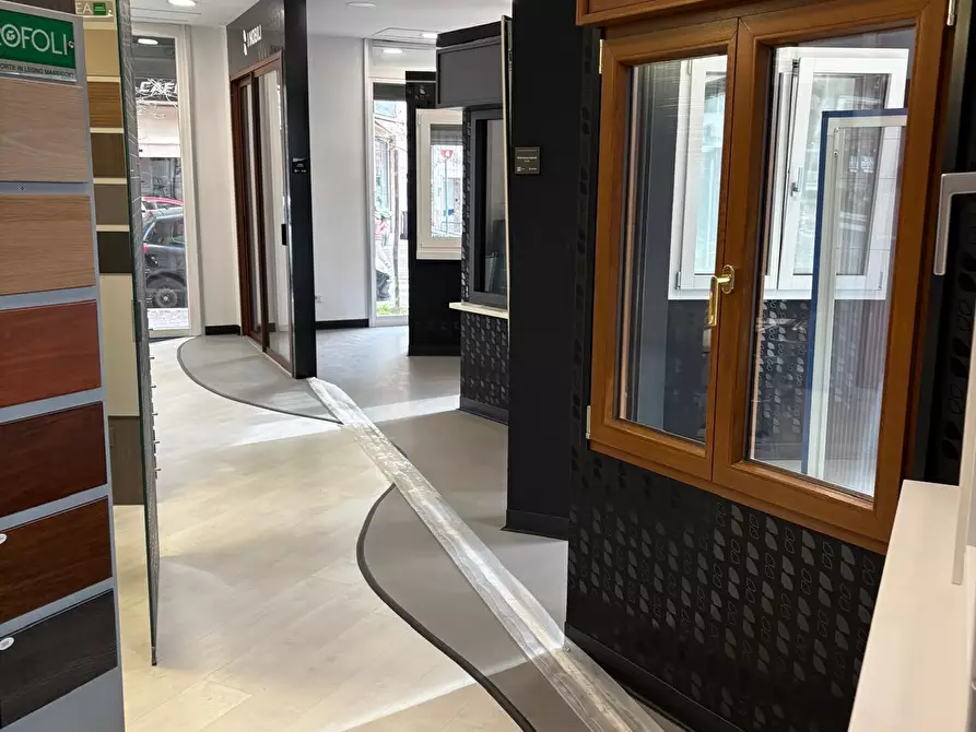 Immagine 30 di Locale commerciale in affitto  in Via Albano 62 a Roma