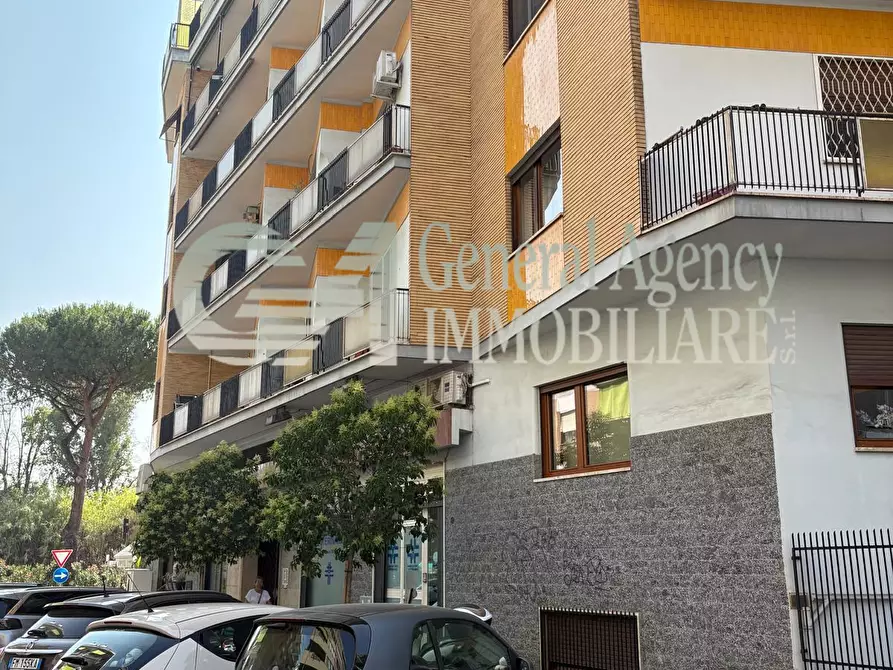 Immagine 1 di Appartamento in vendita  in via guido de ruggiero a Roma