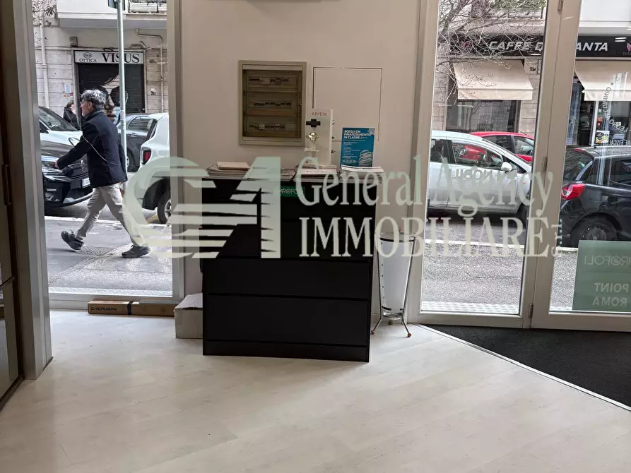 Immagine 3 di Locale commerciale in affitto  in Via Albano 62 a Roma