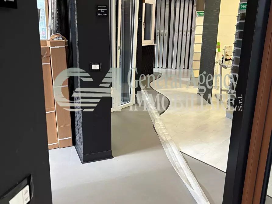 Immagine 12 di Locale commerciale in affitto  in Via Albano 62 a Roma