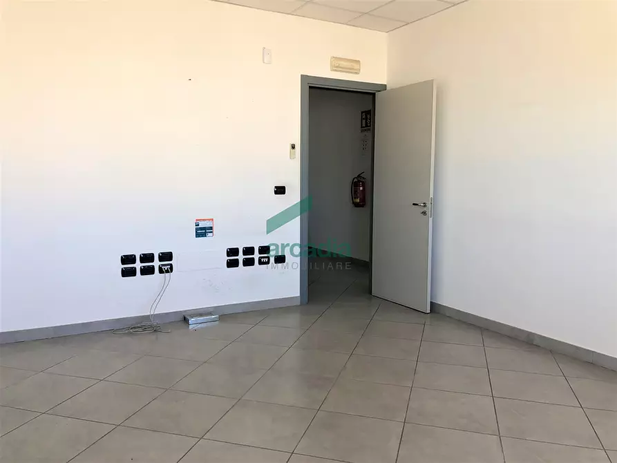 Immagine 36 di Attività artigianale in vendita  in Via delle Magnolie 8 a Modugno