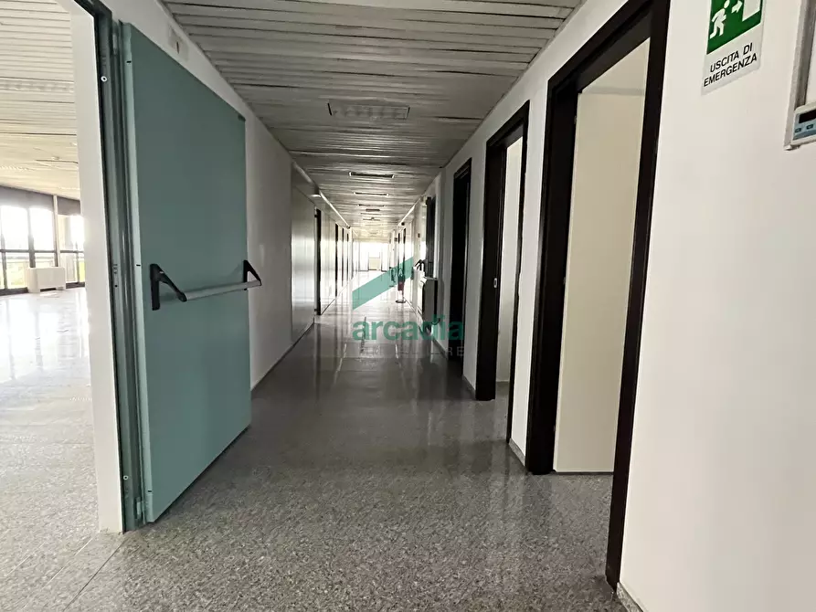 Immagine 11 di Ufficio in affitto  in Via Sette Pietro 4 a Bari