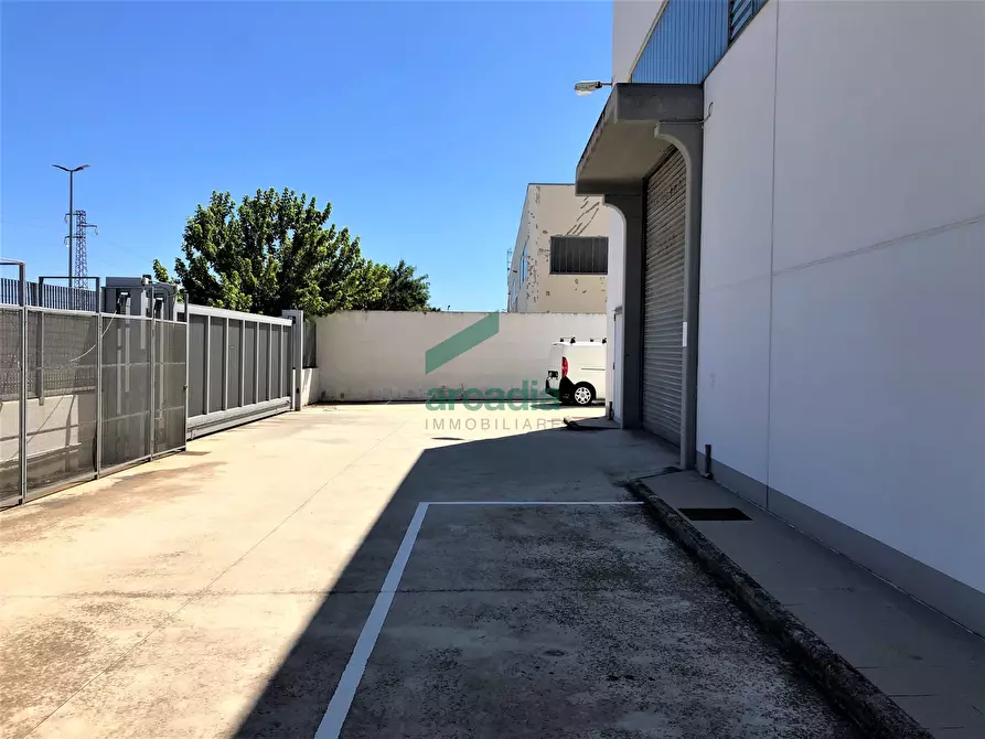 Immagine 39 di Attività artigianale in vendita  in Via delle Magnolie 8 a Modugno