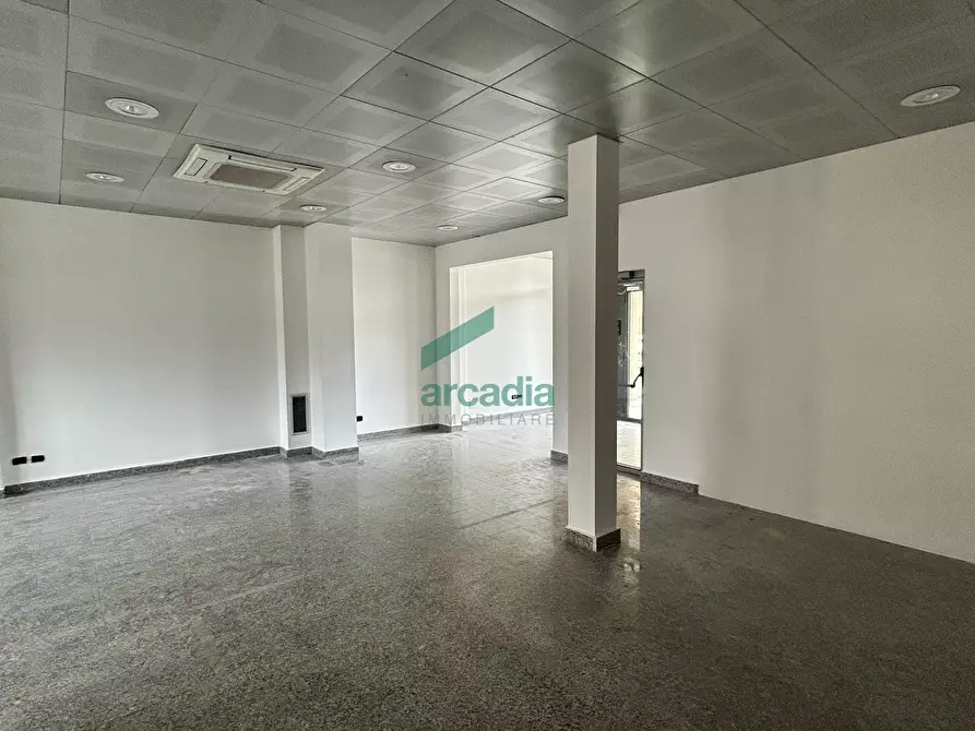 Immagine 17 di Locale commerciale in vendita  in Via Giovanni Amendola 205 a Bari