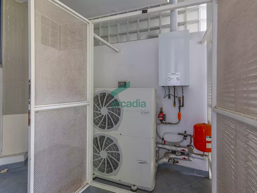 Immagine 42 di Quadrilocale in vendita  in Viale Louis Pasteur 15A a Bari