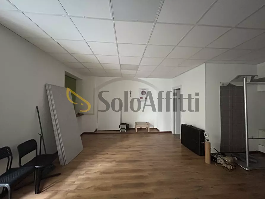 Immagine 14 di Locale commerciale in affitto  a Torino