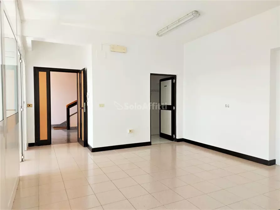 Immagine 10 di Ufficio in affitto  in Via Ivo Oliveti a Fiumicino