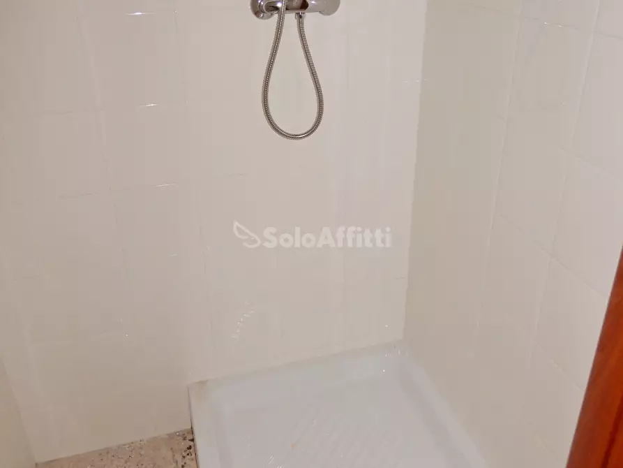 Immagine 7 di Locale commerciale in affitto  a Catanzaro