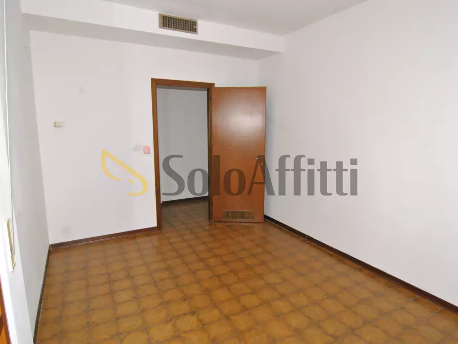 Immagine 13 di Quadrilocale in affitto  in Viale Francesco Petrarca 113 a Livorno
