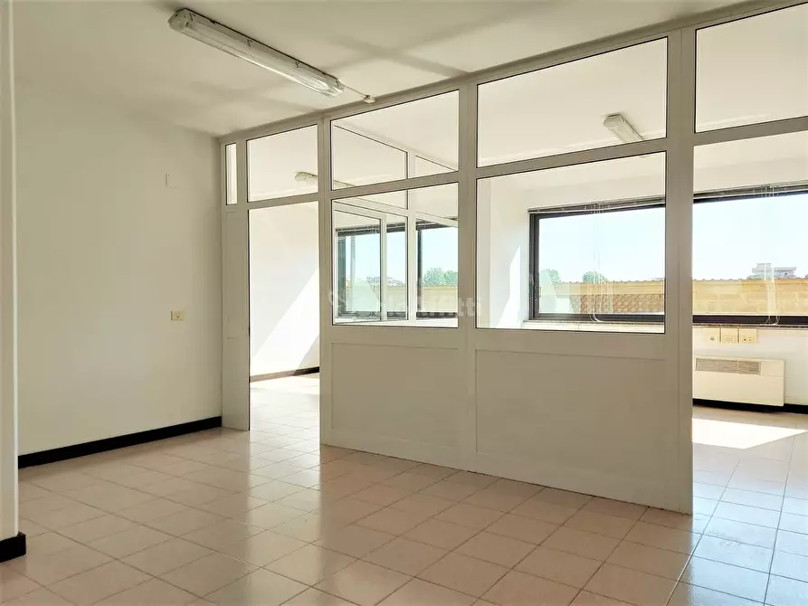 Immagine 15 di Ufficio in affitto  in Via Ivo Oliveti a Fiumicino