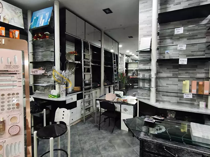 Immagine 4 di Locale commerciale in affitto  in Via Pietro Francesco Guala 112/A a Torino