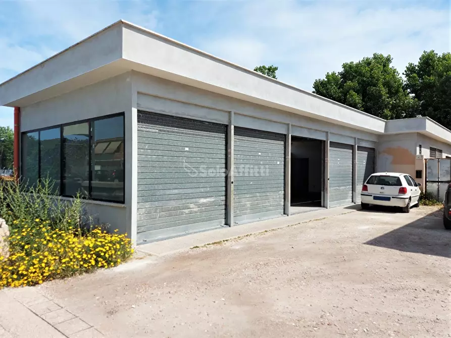 Immagine 23 di Locale commerciale in affitto  in Via della Scafa a Fiumicino