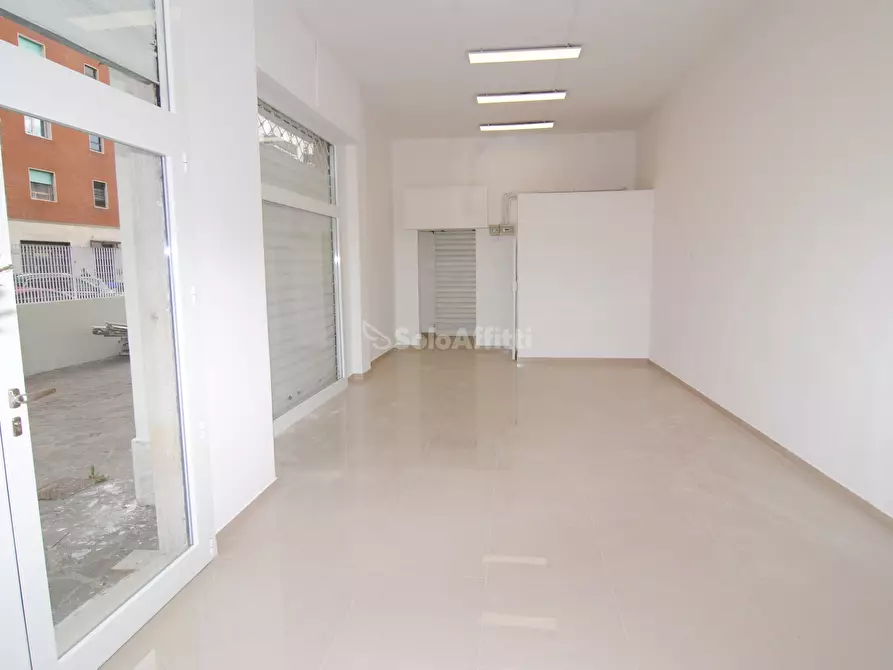 Immagine 3 di Locale commerciale in affitto  a Livorno