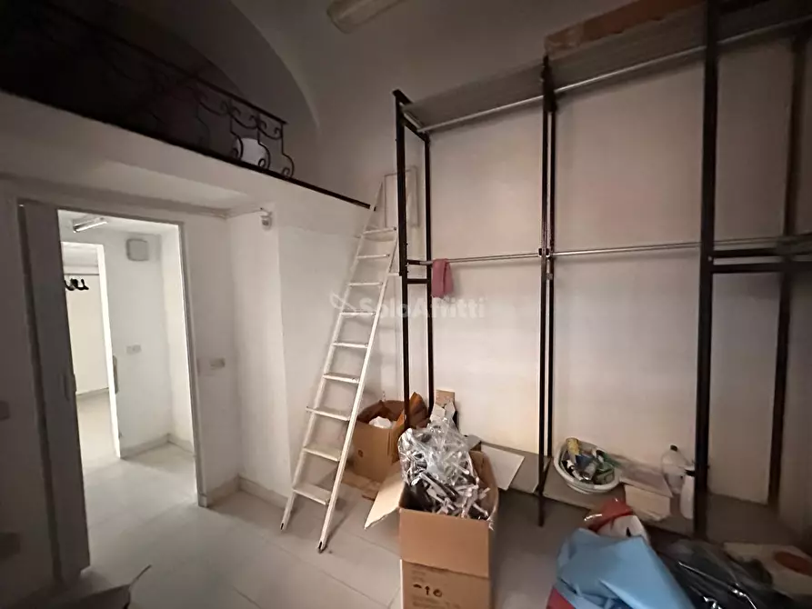 Immagine 19 di Locale commerciale in affitto  in Corso Trieste 189 a Caserta