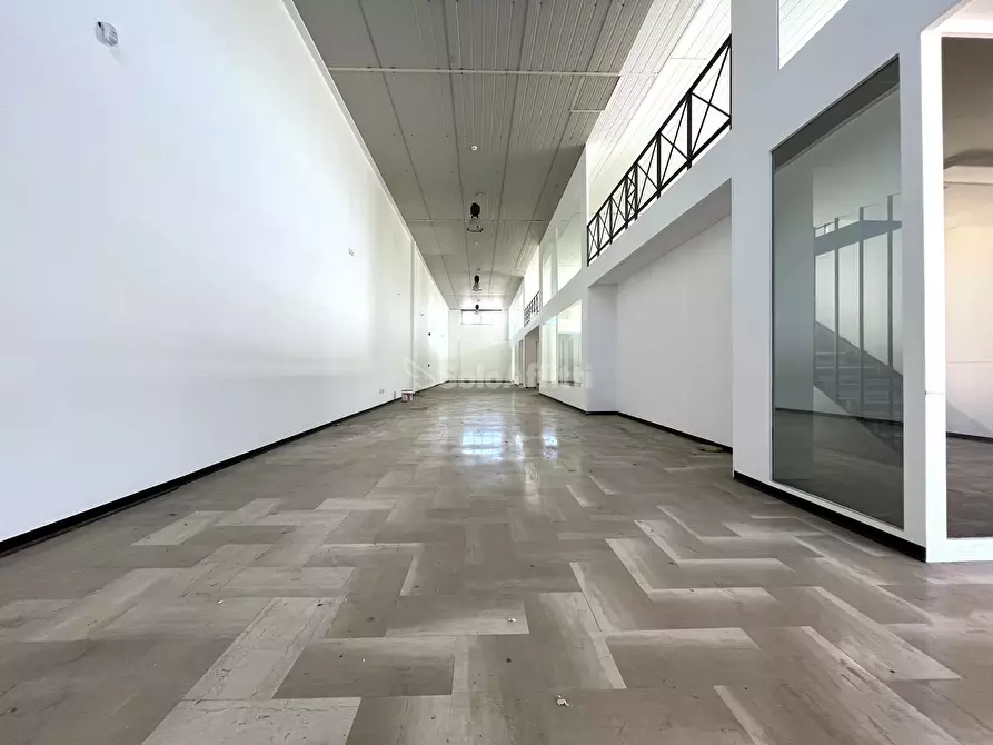 Immagine 16 di Locale commerciale in affitto  a Catanzaro