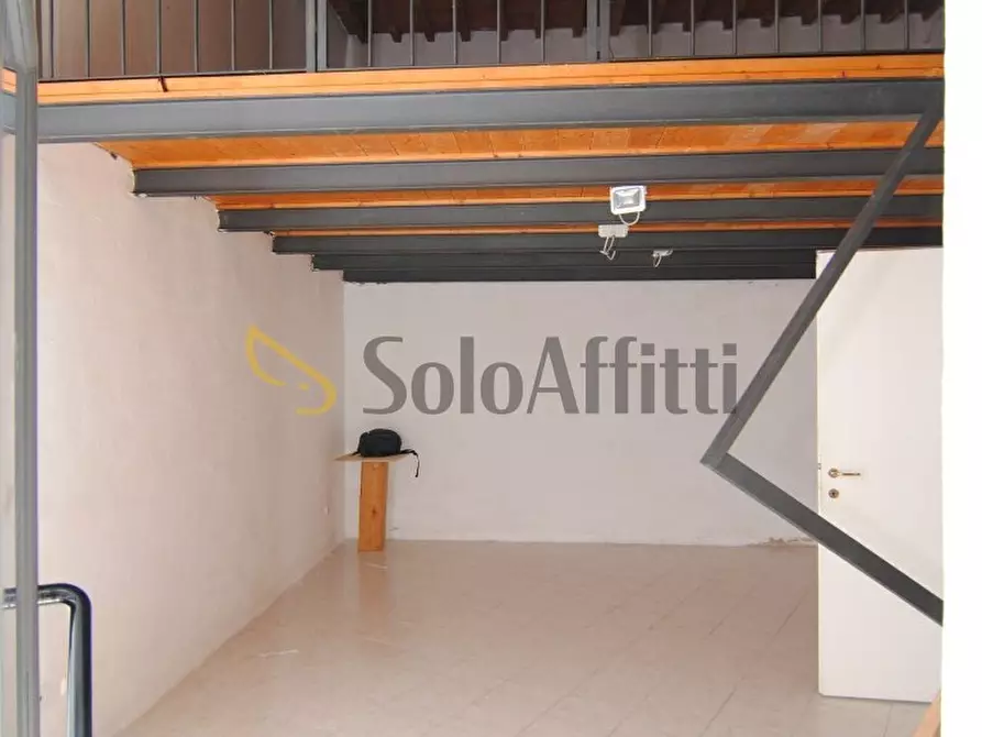 Immagine 1 di Locale commerciale in affitto  a Livorno