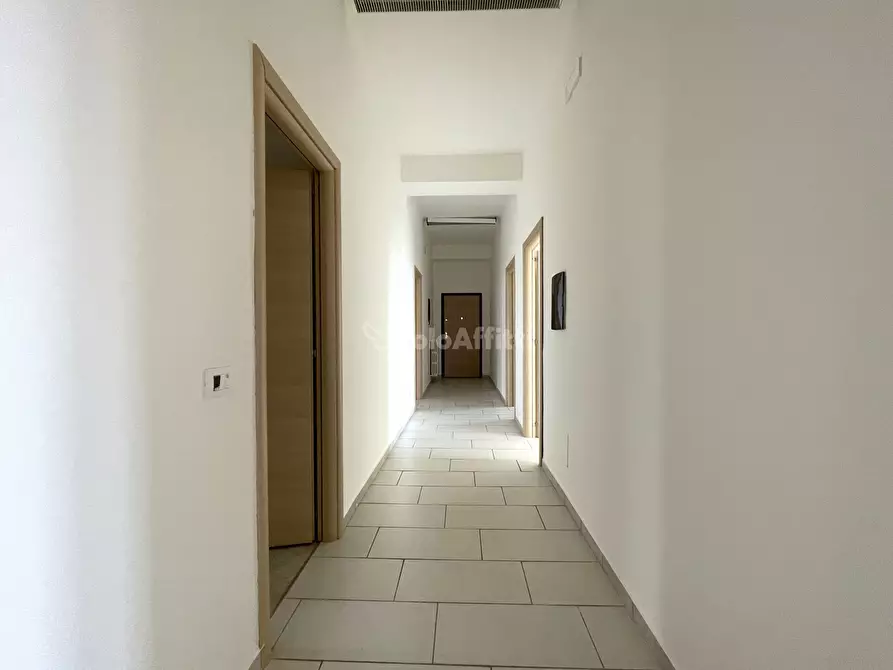 Immagine 16 di Ufficio in affitto  a Catanzaro