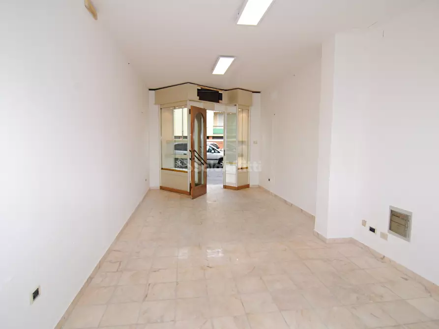 Immagine 4 di Locale commerciale in affitto  a Livorno