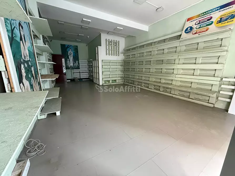 Immagine 2 di Locale commerciale in affitto  in Via Renato de Martino 4 a Caserta