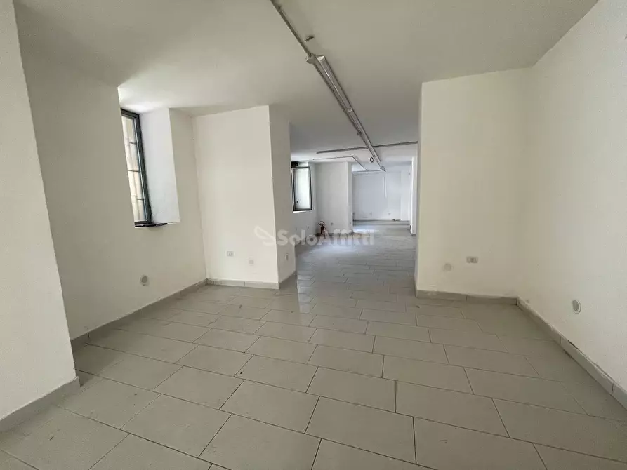 Immagine 2 di Locale commerciale in affitto  in Via Generale Alberto Pollio 10 a Caserta