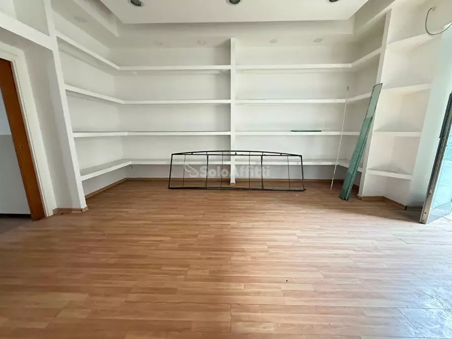 Immagine 8 di Locale commerciale in affitto  in Via Giulio Antonio Acquaviva 226 a Caserta