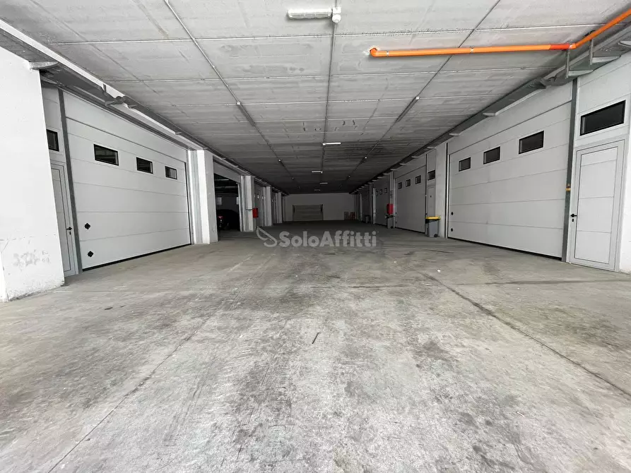 Immagine 6 di Magazzino in affitto  a Maddaloni