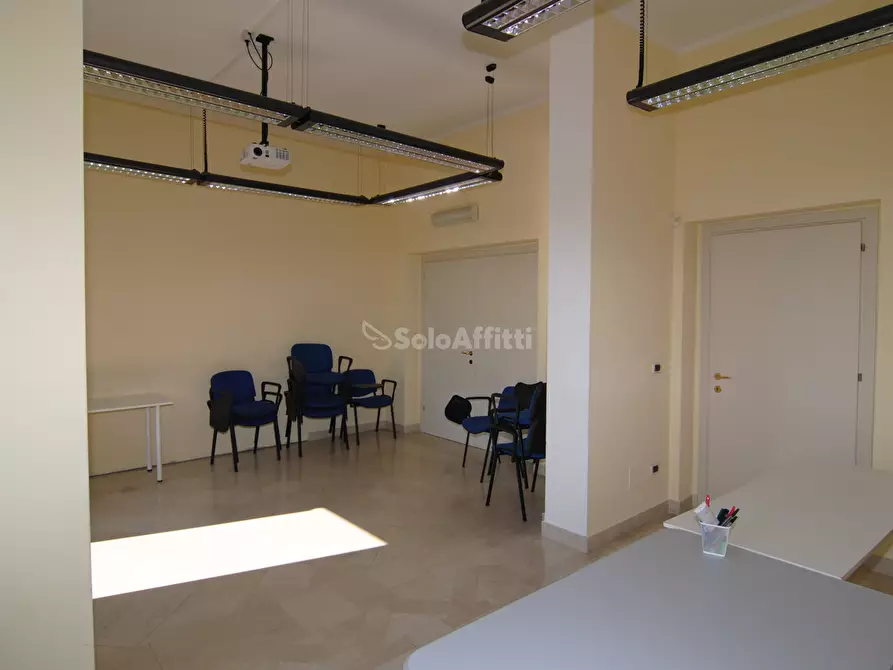 Immagine 8 di Ufficio in affitto  a Livorno