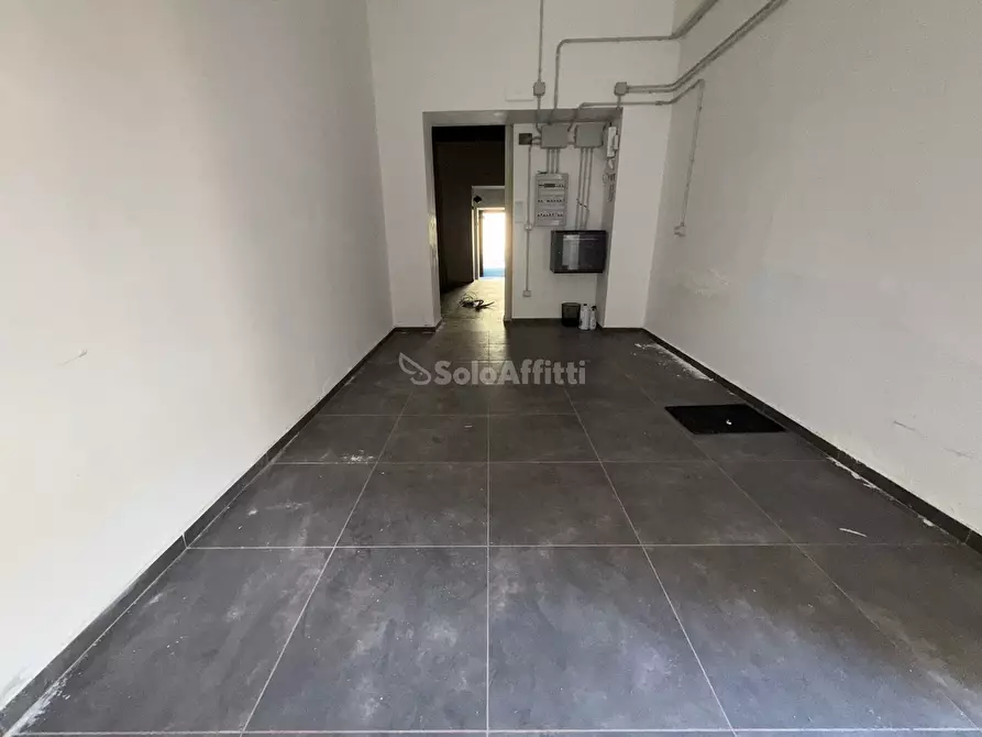 Immagine 11 di Locale commerciale in affitto  a Caserta