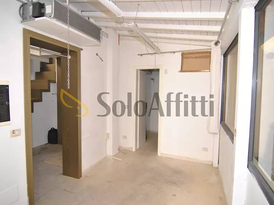Immagine 15 di Locale commerciale in affitto  in Piazza Attias 2 a Livorno