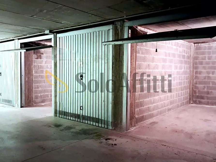 Immagine 8 di Garage in affitto  in Via Giustizia e Libertà 1 a Como