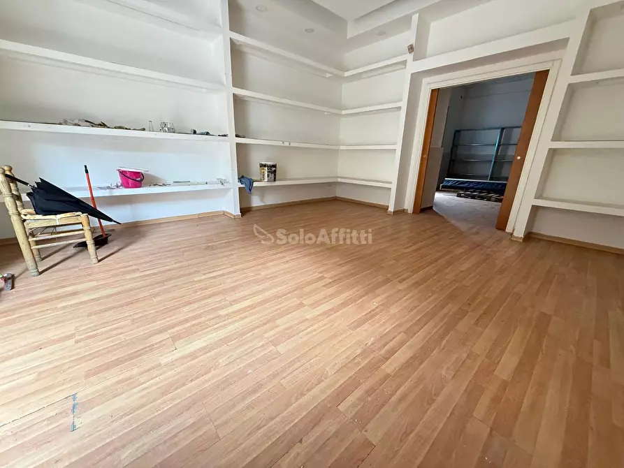 Immagine 3 di Locale commerciale in affitto  in Via Giulio Antonio Acquaviva 226 a Caserta