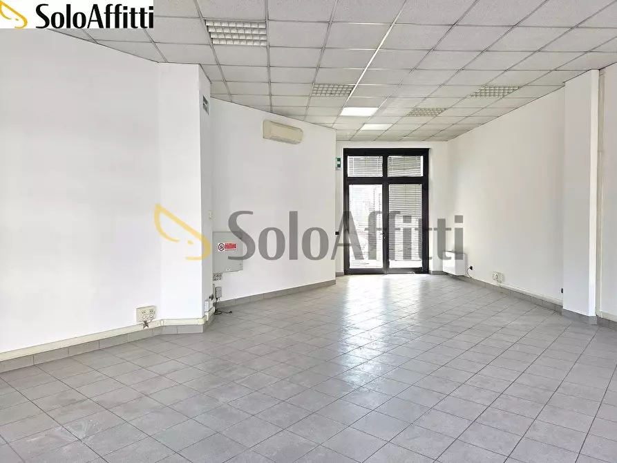 Immagine 2 di Locale commerciale in affitto  in Piazzale Colonnello Ubaldo Panceri 1 a Varedo