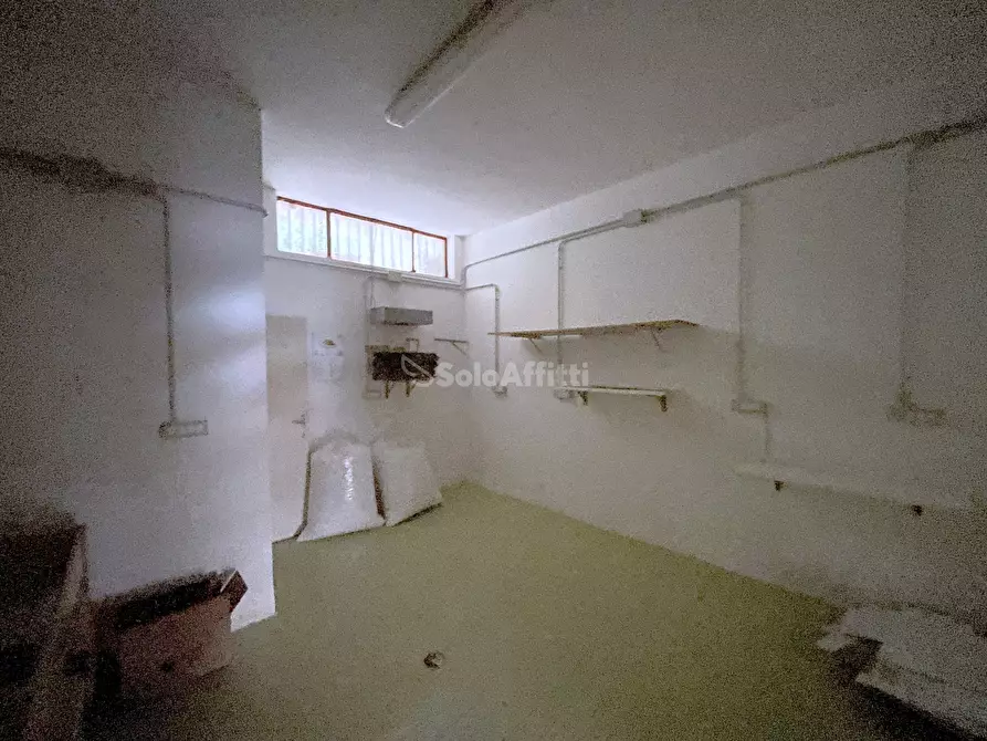 Immagine 6 di Locale commerciale in affitto  a Falconara Marittima