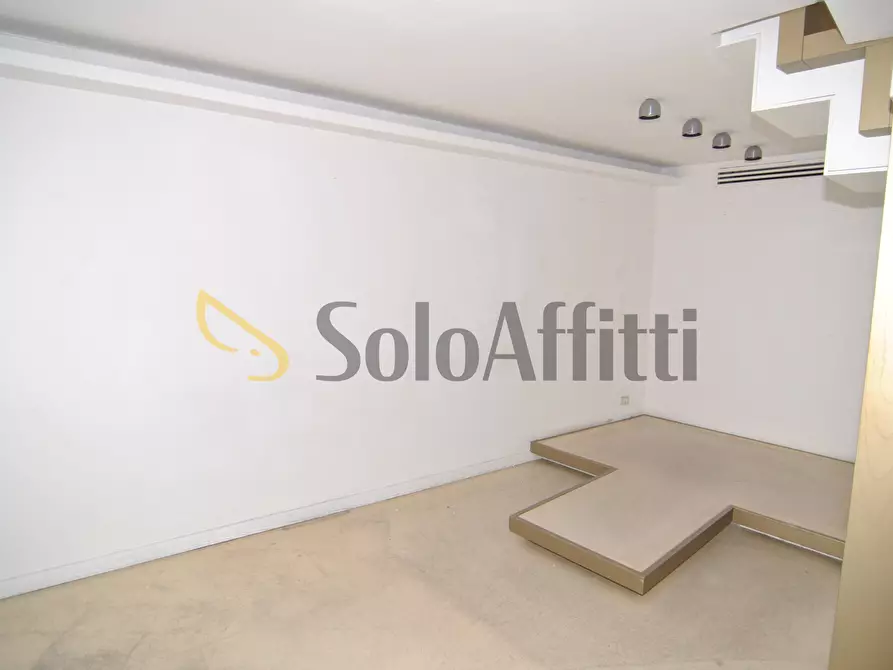 Immagine 12 di Locale commerciale in affitto  in Piazza Attias 2 a Livorno