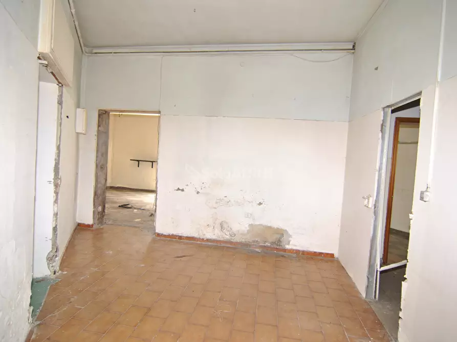 Immagine 9 di Locale commerciale in affitto  a Livorno