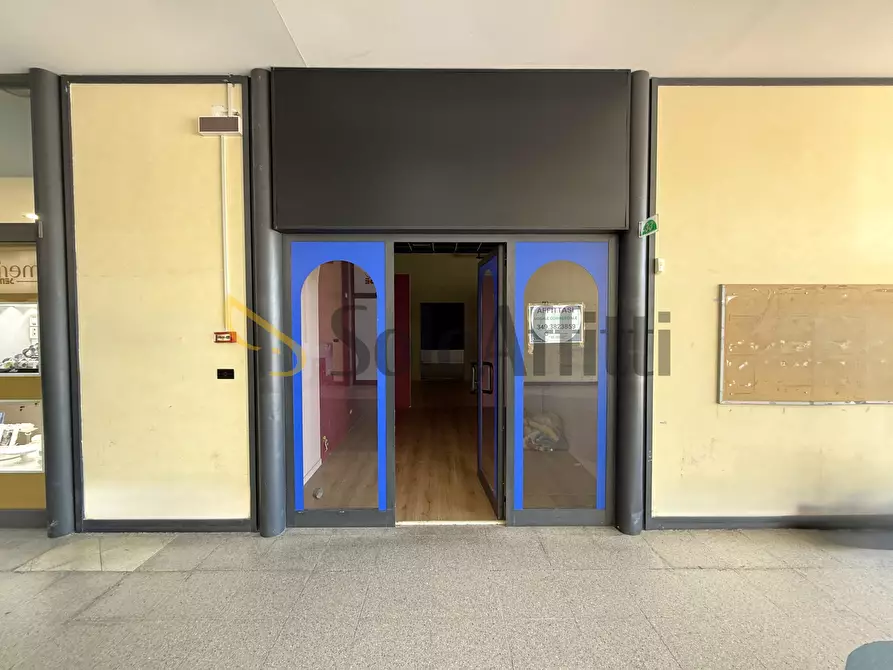 Immagine 7 di Locale commerciale in affitto  a Catanzaro