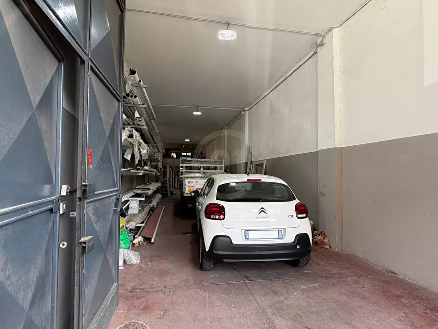 Immagine 4 di Magazzino in vendita  a Catania