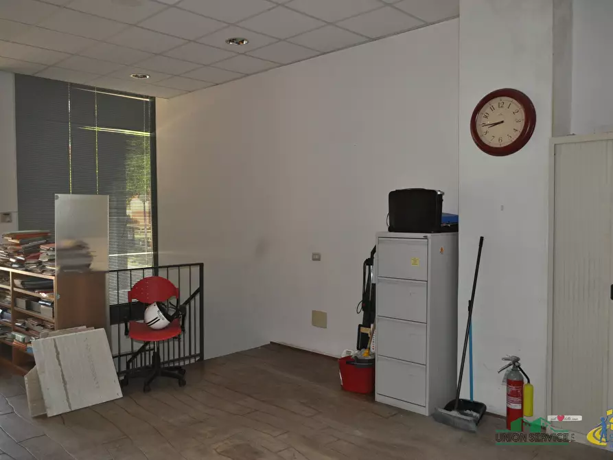 Immagine 27 di Locale commerciale in vendita  in Piazza Caduti di Superga a Parma