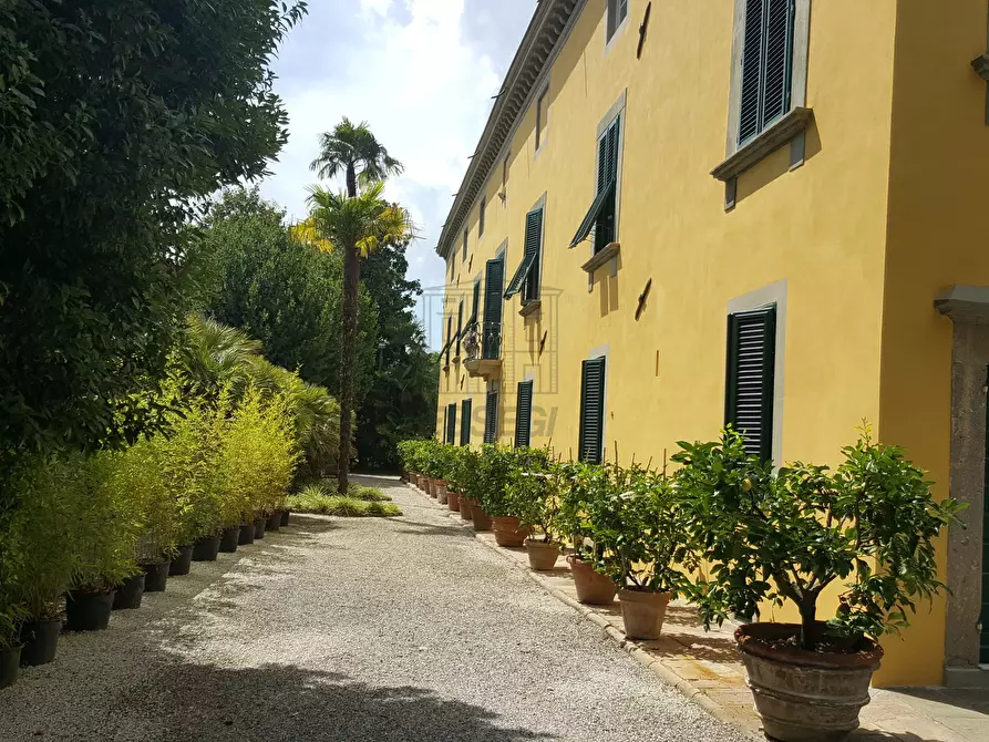 Immagine 1 di Villa in vendita  a Lucca