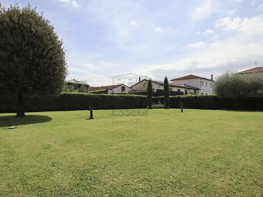 Immagine 3 di Villa in vendita  a Lucca