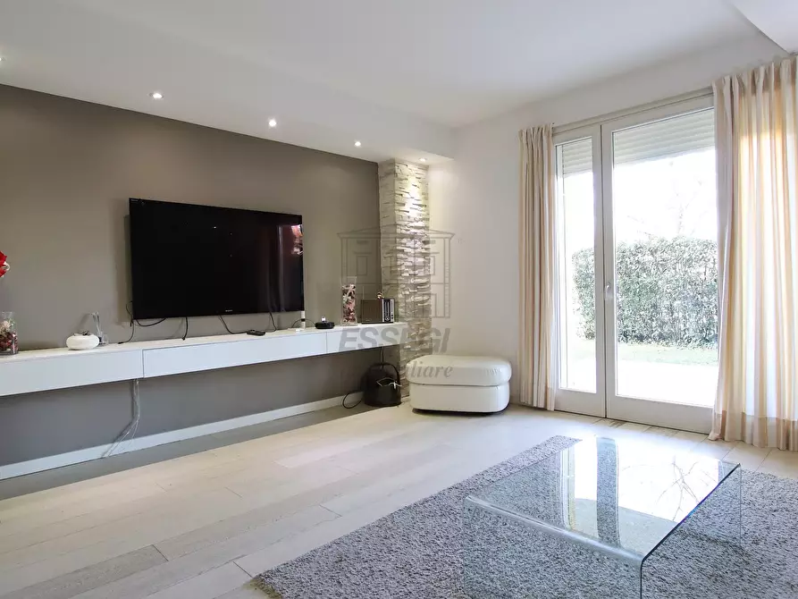 Immagine 2 di Appartamento in vendita  in Viale Luigi Cadorna 182 a Lucca