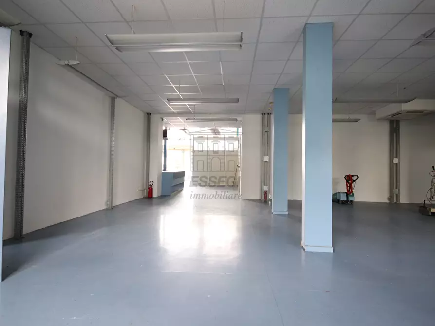 Immagine 5 di Locale commerciale in affitto  in Via delle Ville Prima, Acquacalda 895 a Lucca
