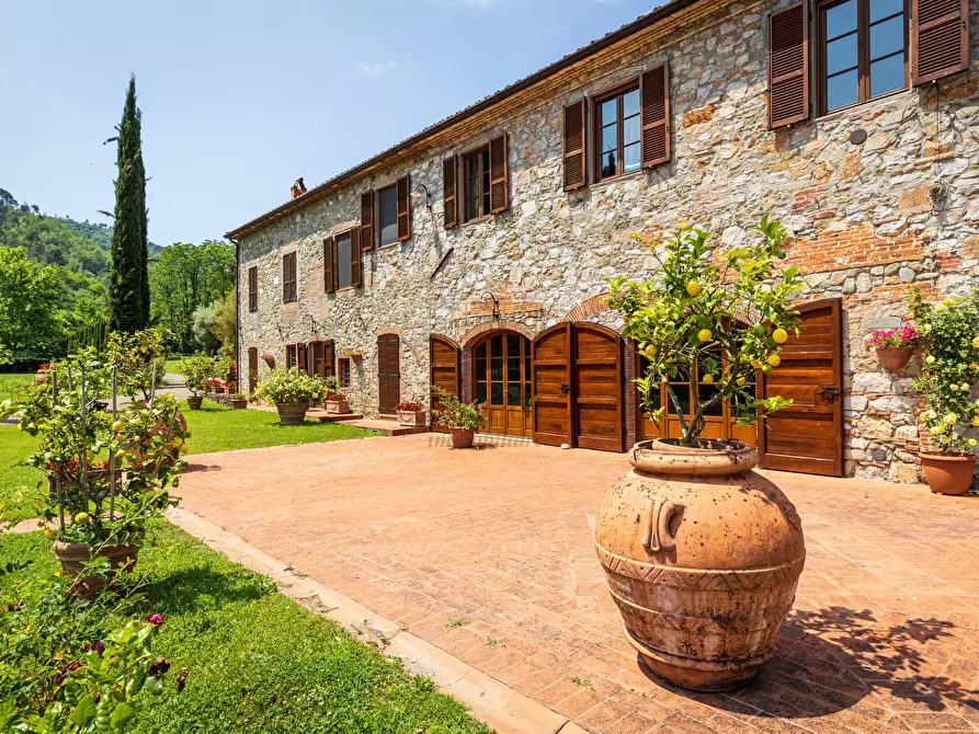 Immagine 21 di Villa in vendita  in via del maccennere a Lucca