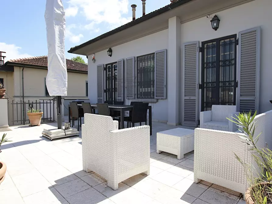 Immagine 3 di Villa in vendita  in Viale Pacini 35 a Lucca
